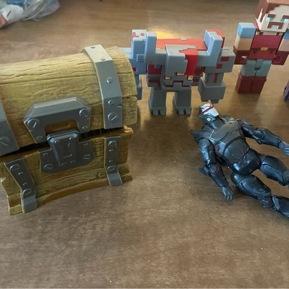 Mix of Minecraft and Fortnight characters - Picture 2 of 4